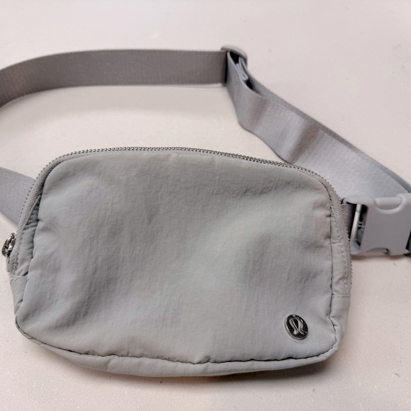 Lululemon Everywhere Belt Bag 1L Fanny Pack Light Gray - Picture 3 of 5